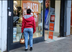 Mujer mirando ofertas